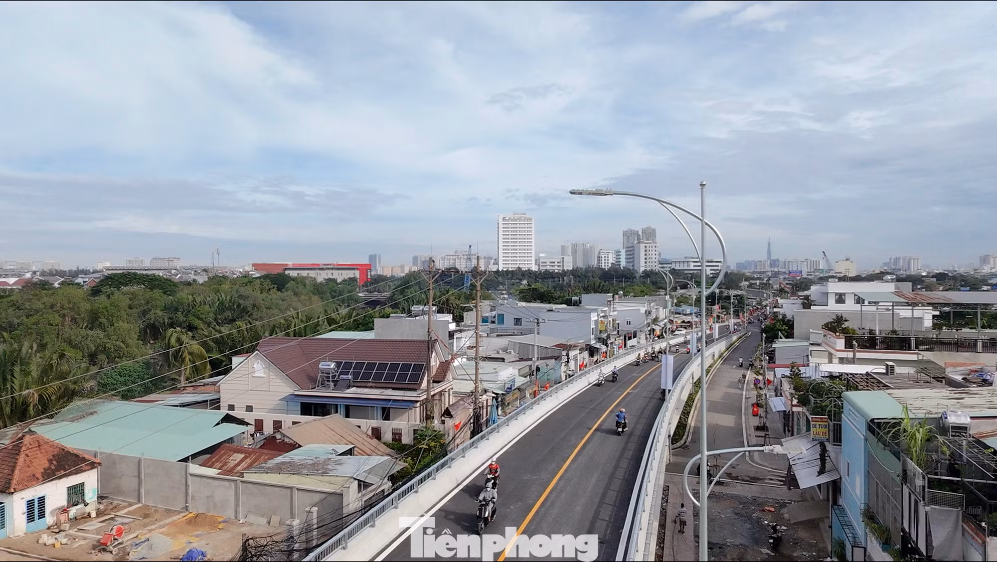 Với việc thông xe cầu Rạch Đỉa mới vào sáng nay (28/11), trục đường Lê Văn Lương đã xóa được 2 cây cầu sắt cũ, đã xuống cấp gồm cầu Rạch Đỉa và cầu Long Kiểng (thông xe tháng 9/2023). 2 cây cầu cũ còn lại là cầu Rạch Tôm và Rạch Dơi dự kiến sẽ được khởi công vào năm 2025. Ảnh: Hữu Huy