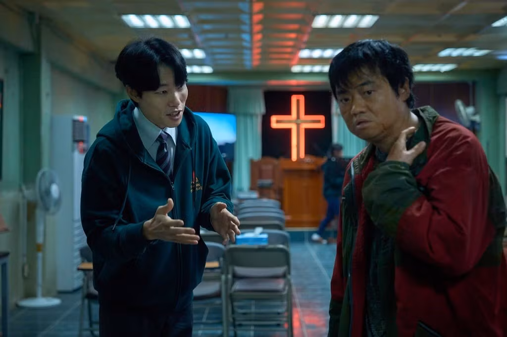 Ryu Jun Yeol (trái) và Shin Min Jae trong một cảnh quay từ bộ phim Revelations của Hàn Quốc năm 2025 trên Netflix, do Yeon Sang Ho đạo diễn.