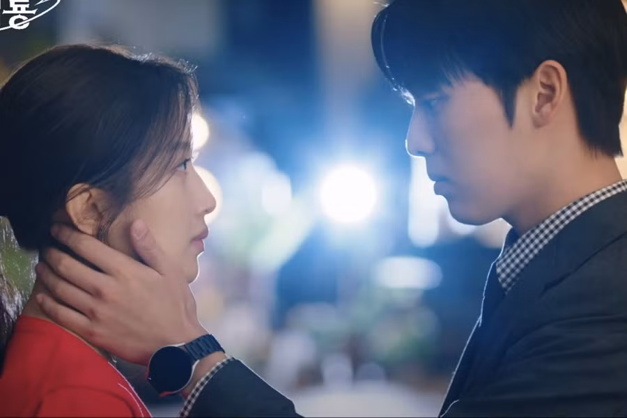 Đội ngũ sản xuất tiết lộ: "Trong phim, nhân vật của Mun Ka Young gặp mối tình đầu của mình ''Black Dragon" lần đầu tiên tại một buổi họp mặt của hội. Tuy nhiên, cuộc gặp gỡ này lại trở thành khoảnh khắc xấu hổ nhất trong cuộc đời cô, một khoảnh khắc mà cô ước mình có thể xóa bỏ hoàn toàn. Hãy theo dõi tập đầu tiên để tìm hiểu điều gì khiến câu chuyện tình đầu của Mun Ka Young và Choi Hyun Wook trở nên đáng xấu hổ đến vậy".