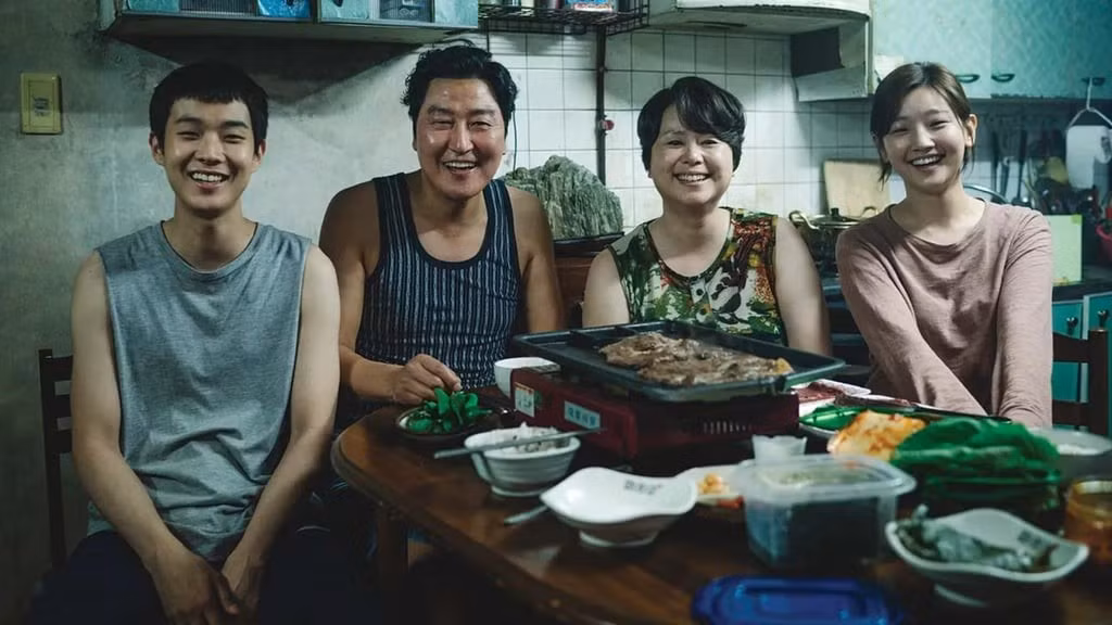 (Từ trái sang) Choi Woo Shik, Song Kang Ho, Jang Hye Jin và Park So Dam trong một cảnh quay từ Parasite (Ký sinh trùng) năm 2019.