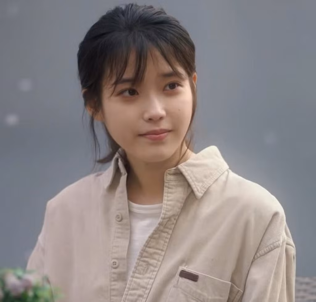 IU trong một cảnh quay từ phim My Mister (2018). IU trong một cảnh quay từ phim My Mister (2018).