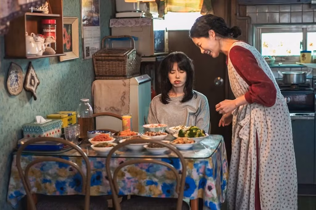 IU (trái) và Moon So Ri trong một cảnh quay trong phim When Life Gives You Tangerines. IU (trái) và Moon So Ri trong một cảnh quay trong phim When Life Gives You Tangerines.