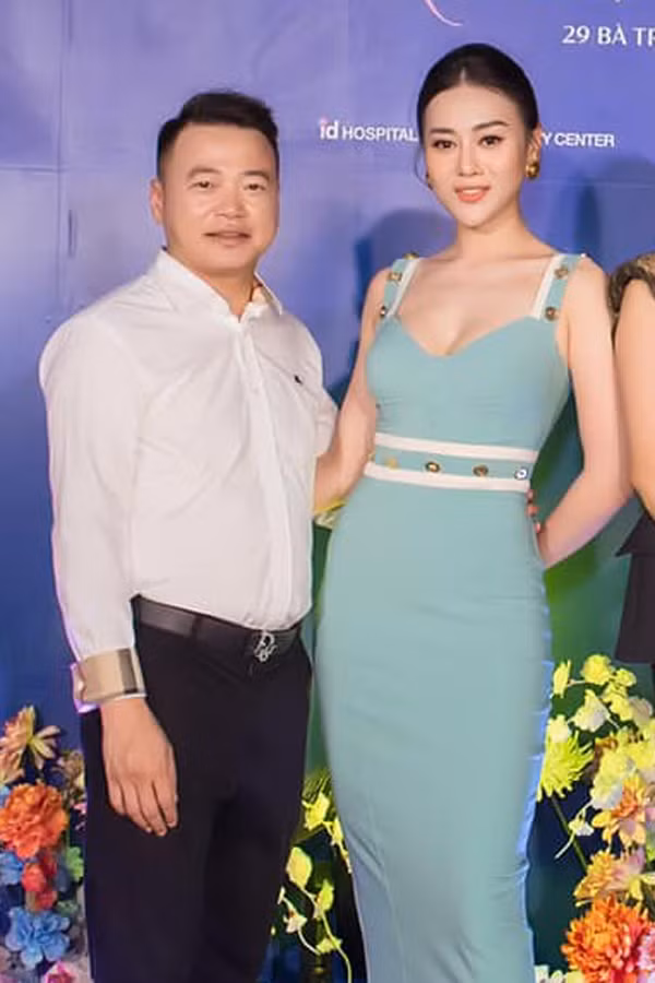 Nhiều nghệ sĩ bênh vực Phương Oanh khi cô vướng scandal người thứ ba. Nhiều nghệ sĩ bênh vực Phương Oanh khi cô vướng scandal người thứ ba.