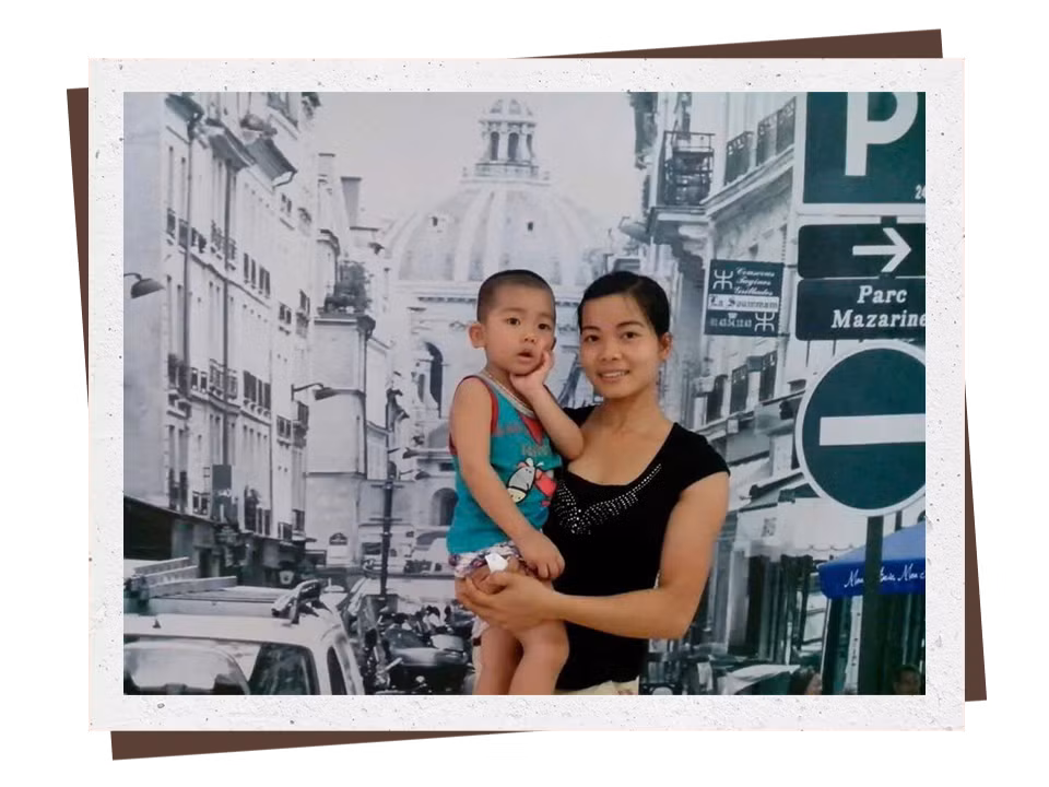 Chị Tống Thị Nga và con trai. (Ảnh: NVCC)