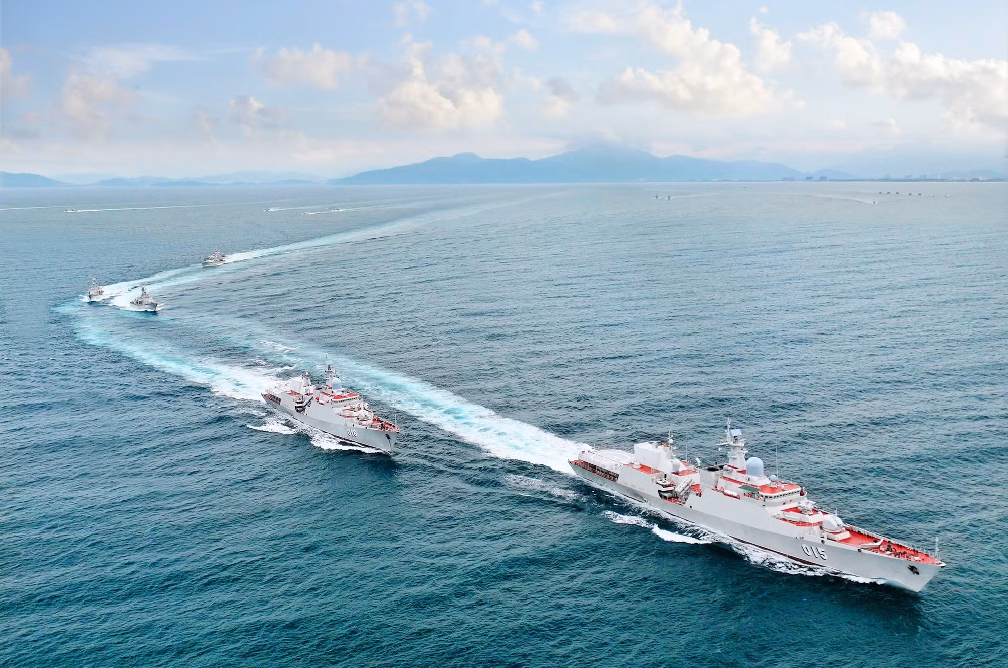 Hai tàu hộ vệ tên lửa hiện đại 015 - Trần Hưng Đạo và 016 - Quang Trung của Lữ đoàn 162 dẫn đầu các chiến hạm luyện tập vận động đội hình trên biển