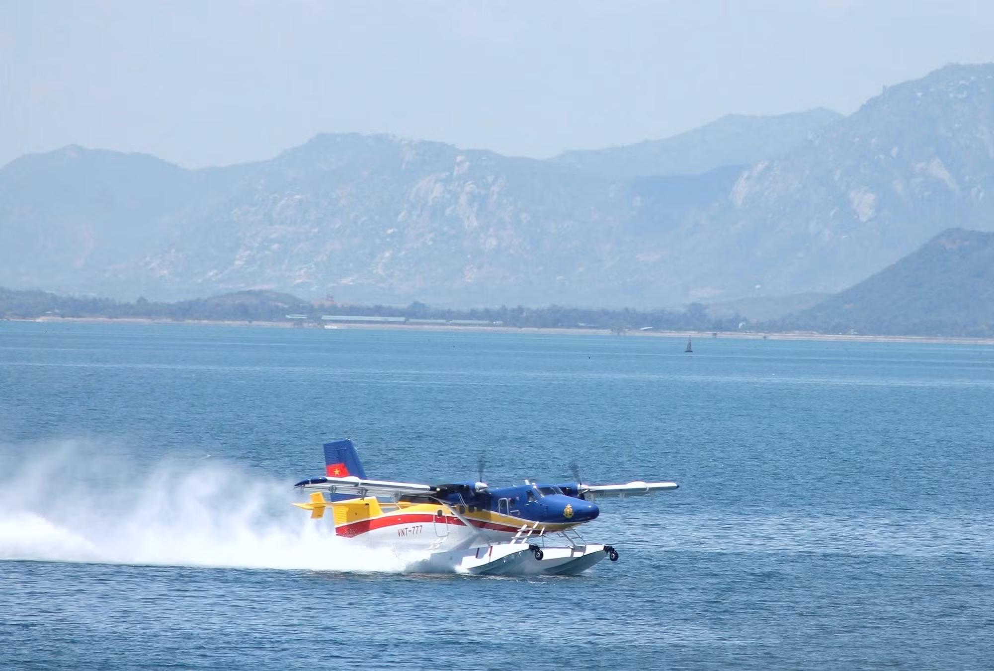 Thủy phi cơ DHC-6 cất hạ cánh trên mặt nước