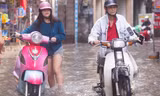 Hà Nội mưa lớn, nhiều xe ‘chết đuối’ khi cố băng qua biển nước