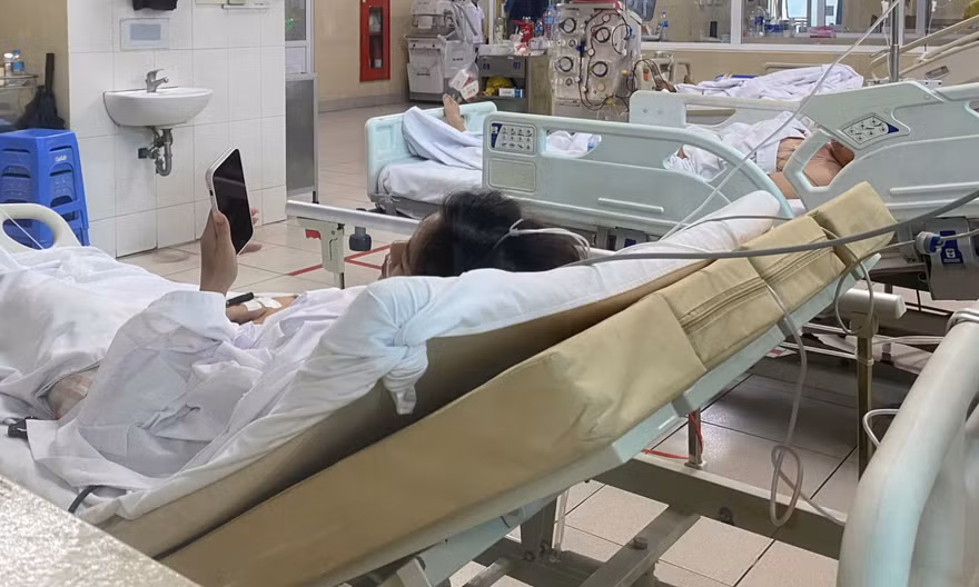 Cấp cứu hai nạn nhân sống sót trong vụ cháy làm 5 người chết ở Tây Hồ