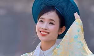 Nữ sinh IELTS 8.0, cô gái được yêu thích nhất diện áo nhật bình ở đền Kiếp Bạc