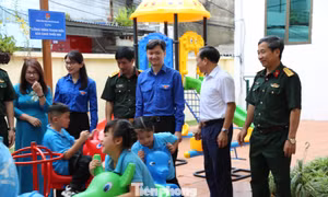 Trung ương Đoàn trao tặng sân chơi cho trẻ em khuyết tật 