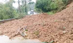 Mưa lớn gây sạt lở đất ở Thái Nguyên, giao thông tạm thời chia cắt
