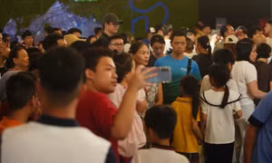 Nườm nượp người đổ về Bảo tàng Lịch sử Quân sự Việt Nam