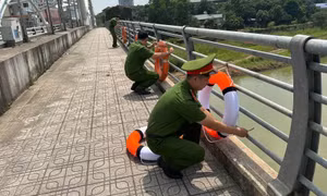 Thái Nguyên: Lắp đặt loạt phao cứu hộ tại cầu Bến Tượng 