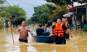 Mỹ Tâm ủng hộ 200 triệu đồng, NSND Quốc Hưng cứu trợ ở Thái Nguyên