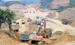 Nhiều người Thái Nguyên 'than' tường nứt, nước tràn vào nhà do thi công cao tốc 