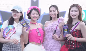 Hoa hậu Hà Trúc Linh và dàn người đẹp 'lên đồ' tới concert Thanh xuân