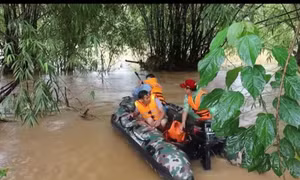 Tìm thấy thi thể cháu bé bị lũ cuốn trôi