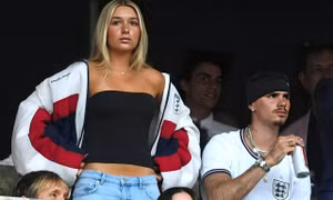 Harper Beckham làm lu mờ hai anh trai ở World Cup