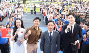 Hàng nghìn sinh viên vỡ òa cùng Hoa hậu Thanh Thủy, nhạc sĩ Nguyễn Văn Chung tại Chủ Nhật Đỏ