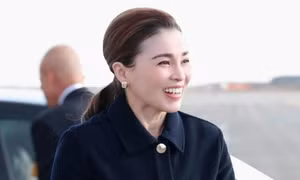 Hoàng hậu Thái Lan đích thân lái máy bay từ Nhật Bản về nước