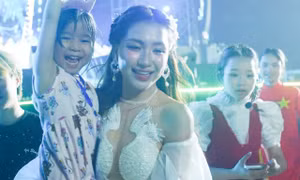 Hòa Minzy lấy lòng 20.000 khán giả ở concert Thanh xuân