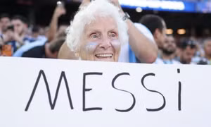 Cụ bà 100 tuổi theo chân Messi 
