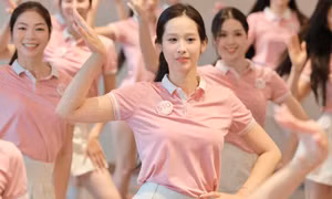 Màn đồng diễn của 53 cô gái Hoa hậu Việt Nam 