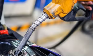 Giá xăng dầu Việt Nam rẻ hơn các nước, xuất hiện nạn gom hàng bán qua biên giới