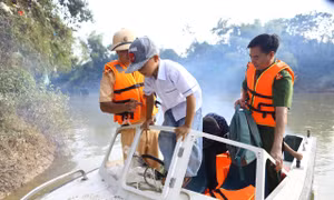 Bến đò đóng cửa, học sinh qua sông bằng cano của công an