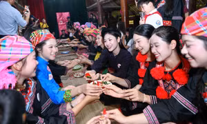 Đám cưới lạ của người Tày khiến 53 thí sinh Hoa hậu Việt Nam ngỡ ngàng