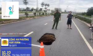 Xuất hiện hố ‘tử thần’ giữa đường gom khu công nghiệp ở Thái Nguyên