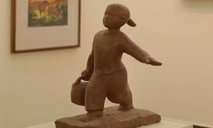 'Em bé đưa cơm cho mẹ đi cày' và chuyện ít ai biết
