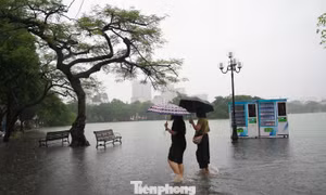 Nước hồ Gươm tràn bờ, nhiều tuyến phố cổ ngập sâu