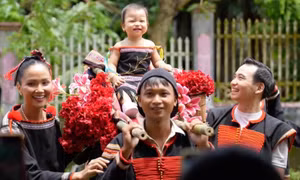 H'Hen Niê làm 81 mâm cỗ, rước kiệu con gái 
