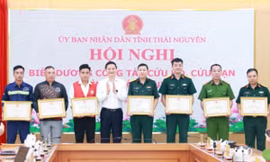 Chủ tịch tỉnh Thái Nguyên khen thưởng đột xuất lực lượng cứu hộ vụ lật thuyền