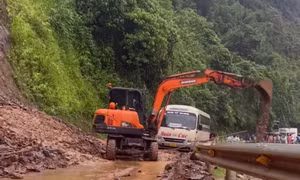 Thái Nguyên: Hơn 500 m3 đất đá sạt trượt tràn vào nhà dân