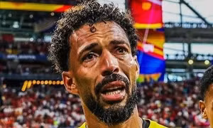 Thủ môn chặn đứng hàng thủ Tây Ban Nha ở World Cup nổi tiếng chóng mặt sau một đêm