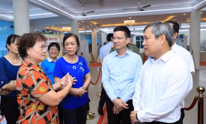 Chủ tịch Hà Nội chia sẻ với người dân Bồ Đề về quy hoạch sông Hồng