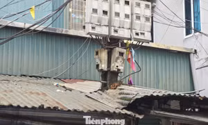 Kỳ lạ nhà 'ôm' cột điện tại phường trung tâm Thủ đô