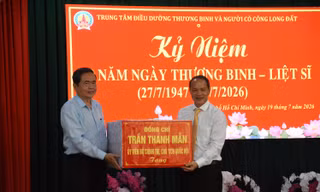 Chủ tịch Quốc hội Trần Thanh Mẫn thăm, tặng quà thương bệnh binh tại TPHCM