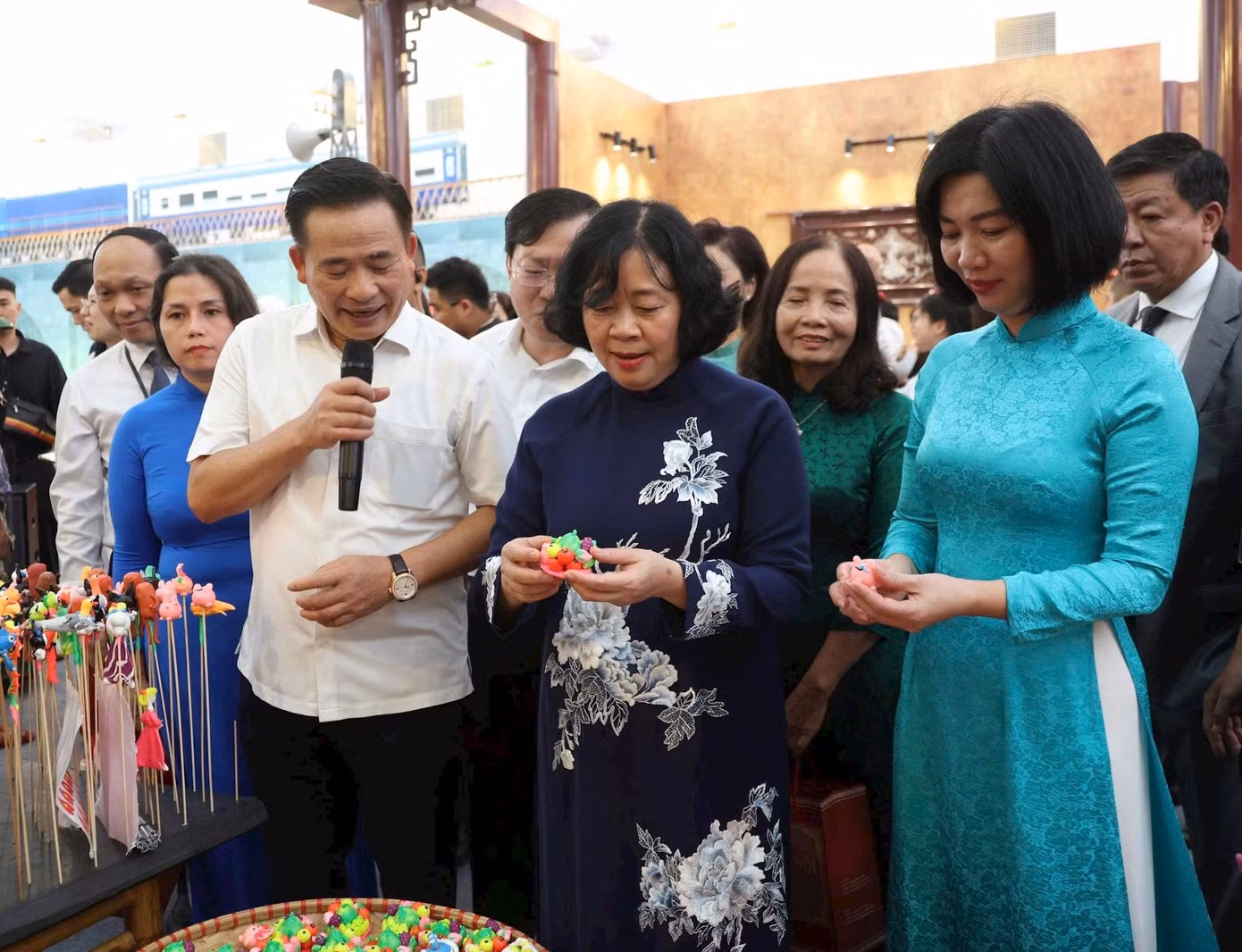 Bí thư Thành ủy Bùi Thị Minh Hoài cùng đoàn đại biểu thành phố Hà Nội tham quan Khu vực “Tinh hoa phố nghề” tại Không gian Truyền thống và Sáng tạo Hà Nội 2025. Ảnh: Viết Thành.