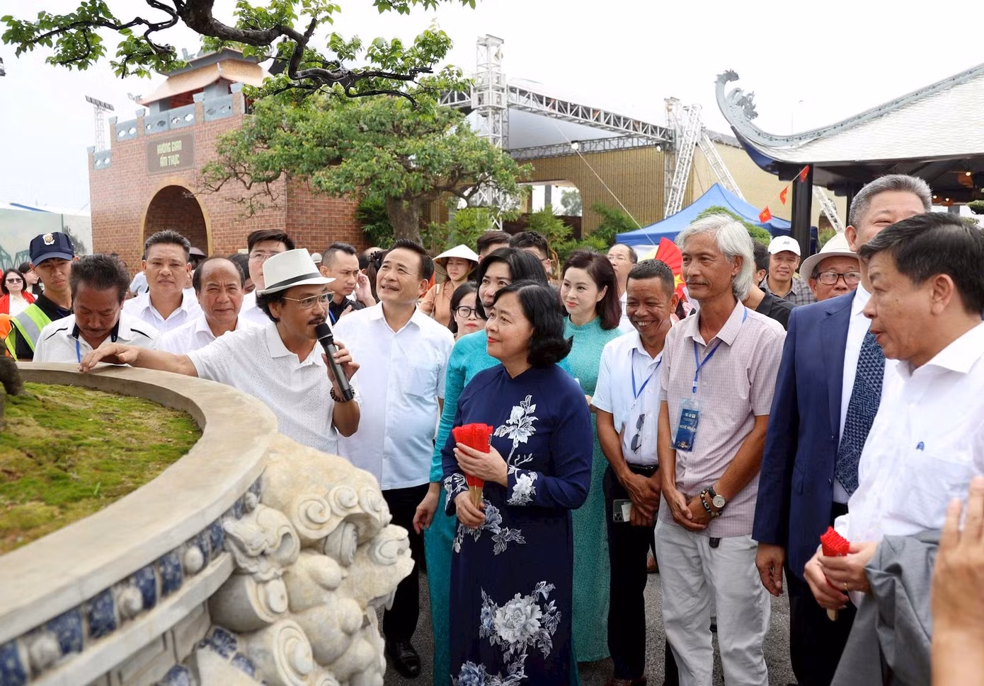 Bí thư Thành ủy Bùi Thị Minh Hoài cùng đoàn đại biểu thành phố Hà Nội tham quan Khu vực "Làng trong phố” tại Không gian Truyền thống và Sáng tạo Hà Nội 2025. Ảnh: Viết Thành.