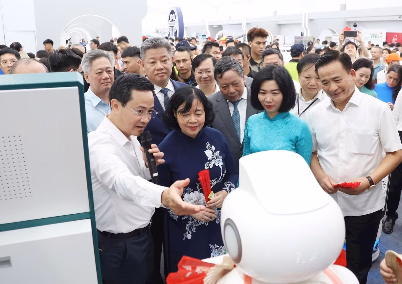 Bí thư Thành ủy Bùi Thị Minh Hoài cùng đoàn đại biểu thành phố Hà Nội trải nghiệm Khu vực “Công nghệ tiên phong” tại Không gian Truyền thống và Sáng tạo Hà Nội 2025. Ảnh: Viết Thành.