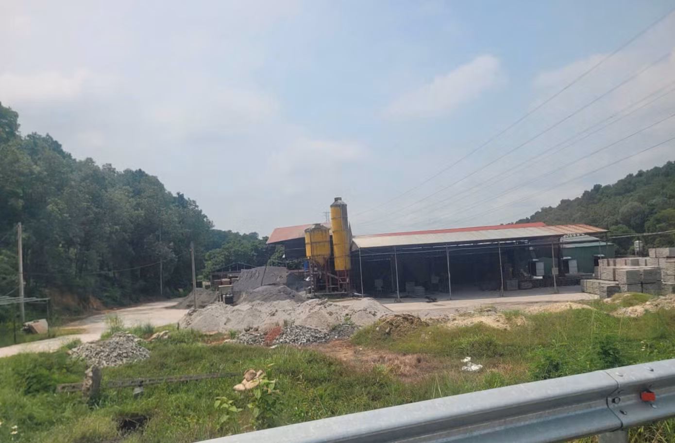 Một công trình bị người dân phản ánh xây dựng trên đất rừng tại xã Trung Giã.