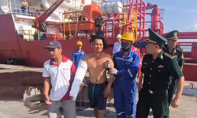 Cấp cứu ngư dân bị tai nạn lao động trên biển