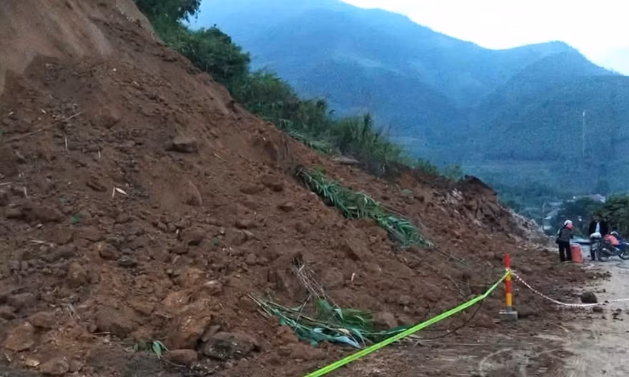 Sạt lở đất đá, Quốc lộ 279 qua Lào Cai bị chia cắt
