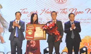 Tập thơ vừa ra mắt đã xác lập Kỷ lục Việt Nam