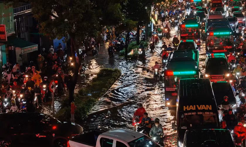 Đêm 'kinh hoàng' sau mưa lớn ở TPHCM