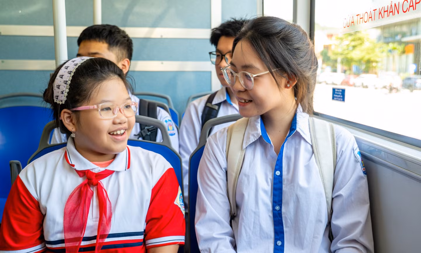 Gần 2.000 học sinh Quảng Ninh đến trường bằng xe buýt miễn phí