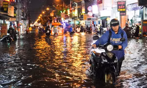 TPHCM mưa lớn dồn dập 3 ngày đầu tuần, cảnh báo ngập giờ tan tầm